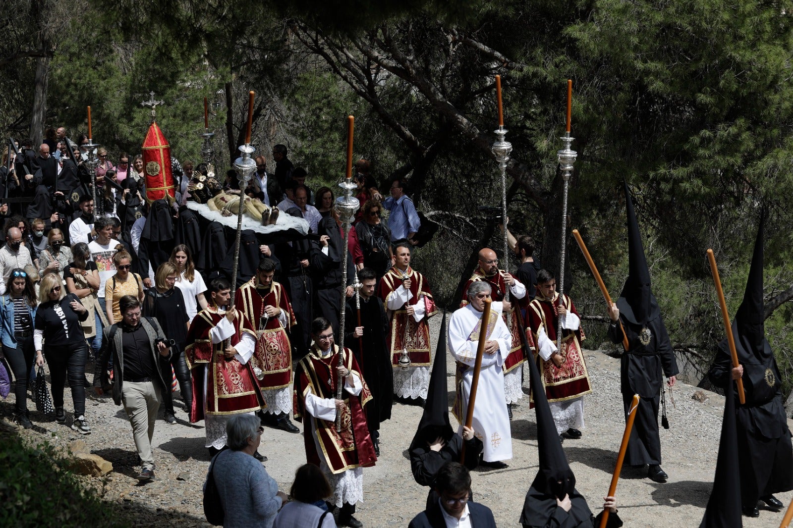 Las mejores imágenes de las cofradías del Viernes Santo en Málaga. Procesionan Monte Calvario, Descendimiento, Dolores de San Juan, Amor, Traslado, Piedad, Sepulcro y Servitas.