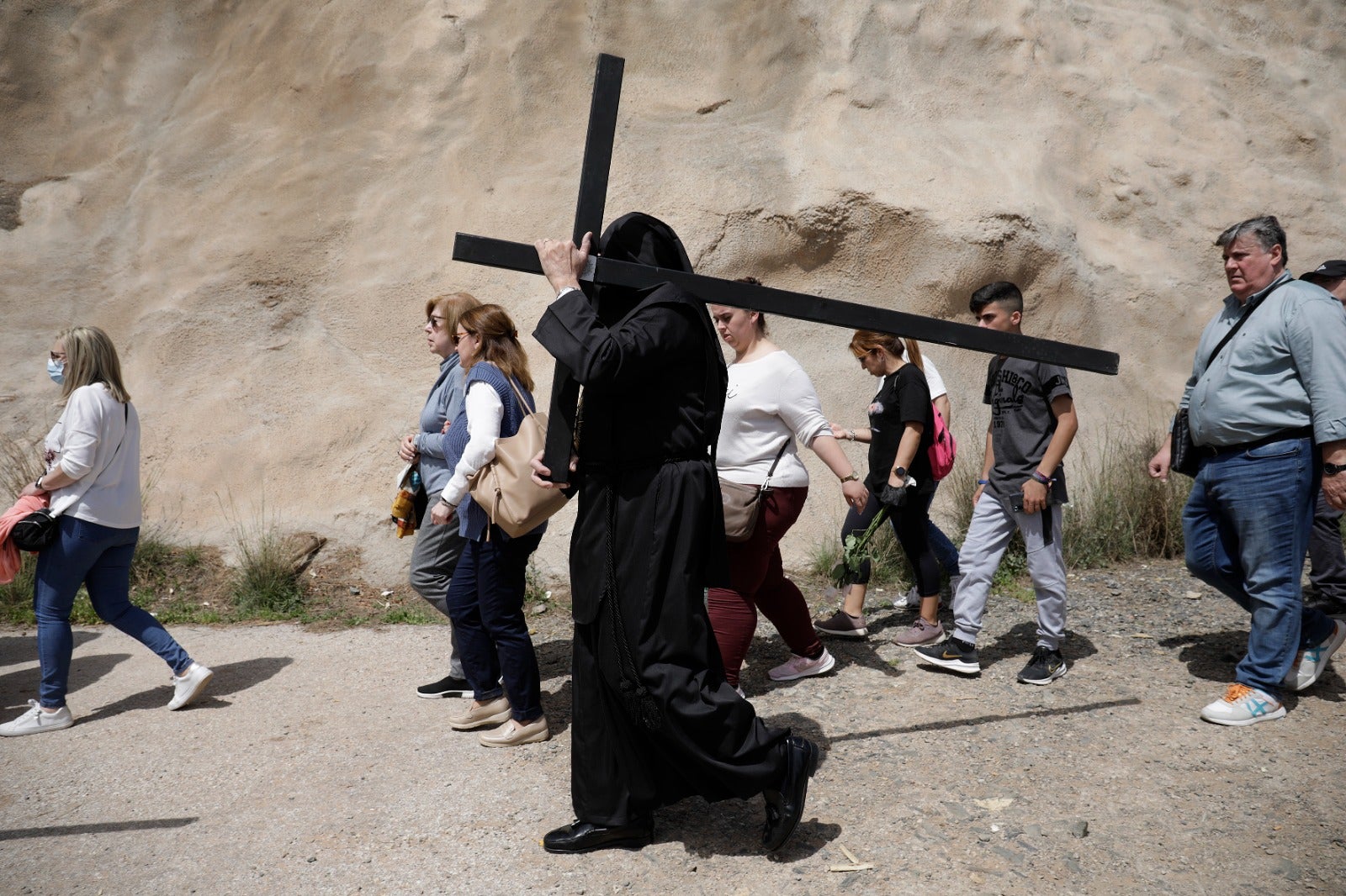 Las mejores imágenes de las cofradías del Viernes Santo en Málaga. Procesionan Monte Calvario, Descendimiento, Dolores de San Juan, Amor, Traslado, Piedad, Sepulcro y Servitas.