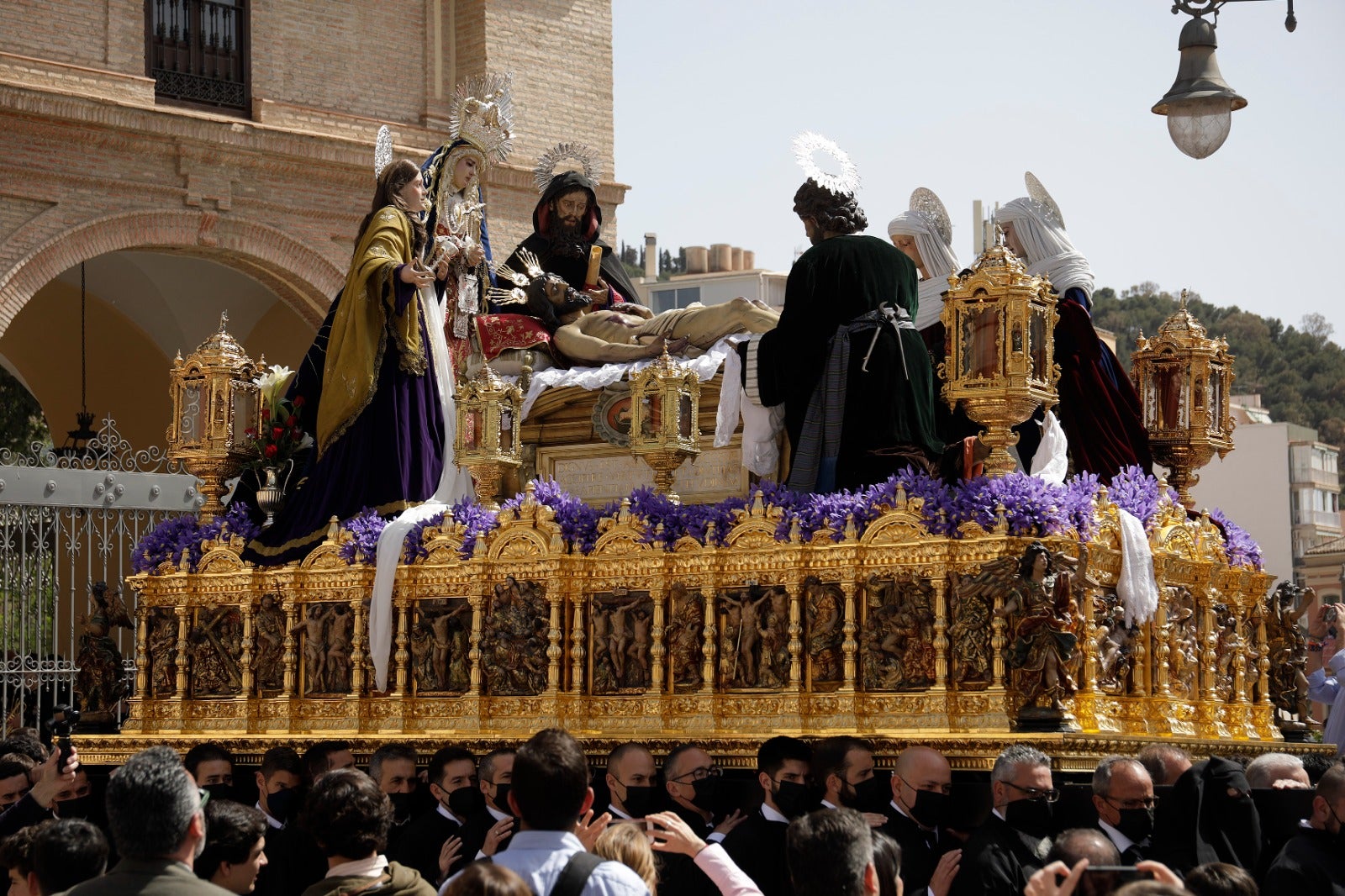 Las mejores imágenes de las cofradías del Viernes Santo en Málaga. Procesionan Monte Calvario, Descendimiento, Dolores de San Juan, Amor, Traslado, Piedad, Sepulcro y Servitas.