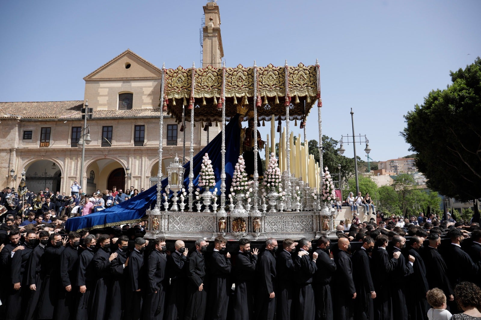 Las mejores imágenes de las cofradías del Viernes Santo en Málaga. Procesionan Monte Calvario, Descendimiento, Dolores de San Juan, Amor, Traslado, Piedad, Sepulcro y Servitas.
