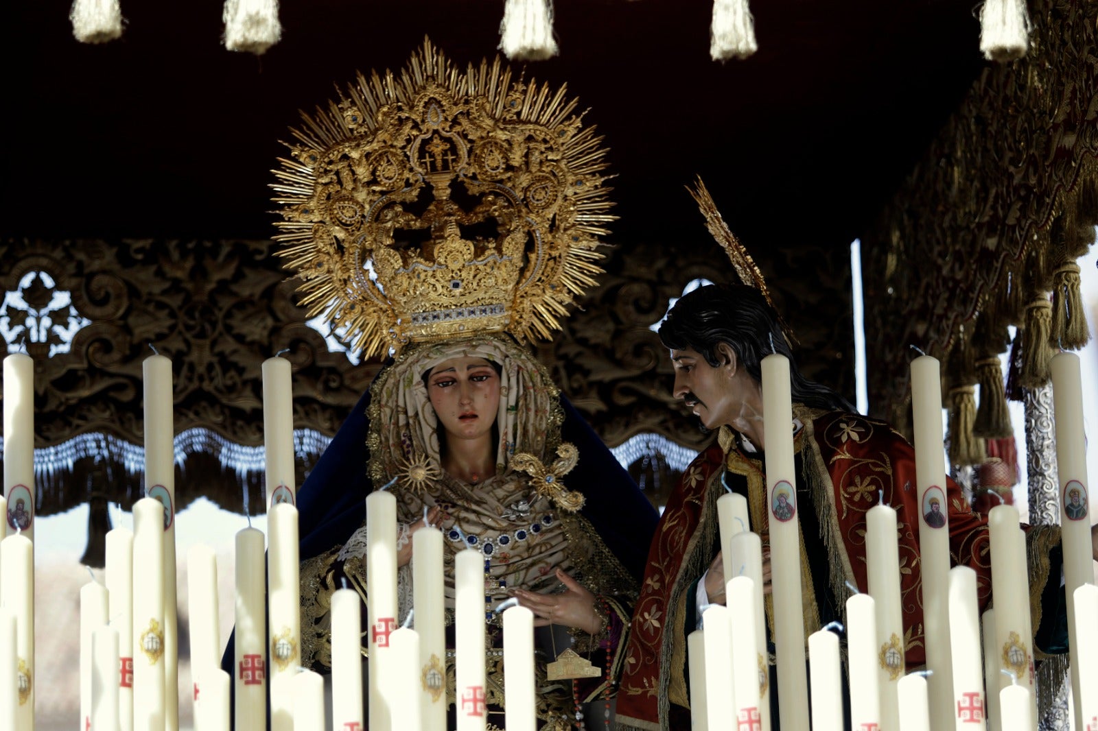 Las mejores imágenes de las cofradías del Viernes Santo en Málaga. Procesionan Monte Calvario, Descendimiento, Dolores de San Juan, Amor, Traslado, Piedad, Sepulcro y Servitas.