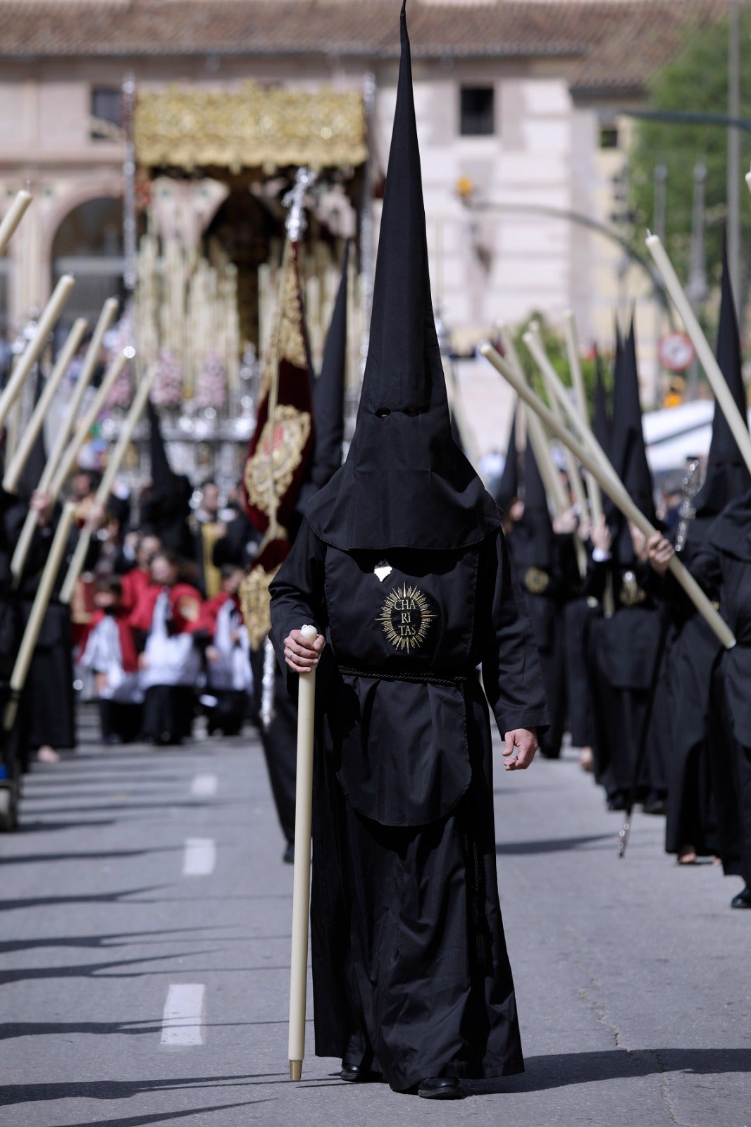 Las mejores imágenes de las cofradías del Viernes Santo en Málaga. Procesionan Monte Calvario, Descendimiento, Dolores de San Juan, Amor, Traslado, Piedad, Sepulcro y Servitas.
