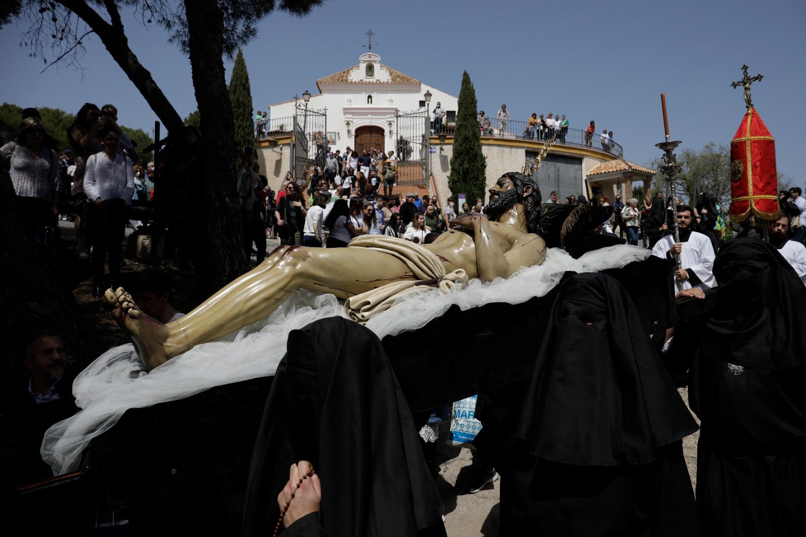 Las mejores imágenes de las cofradías del Viernes Santo en Málaga. Procesionan Monte Calvario, Descendimiento, Dolores de San Juan, Amor, Traslado, Piedad, Sepulcro y Servitas.