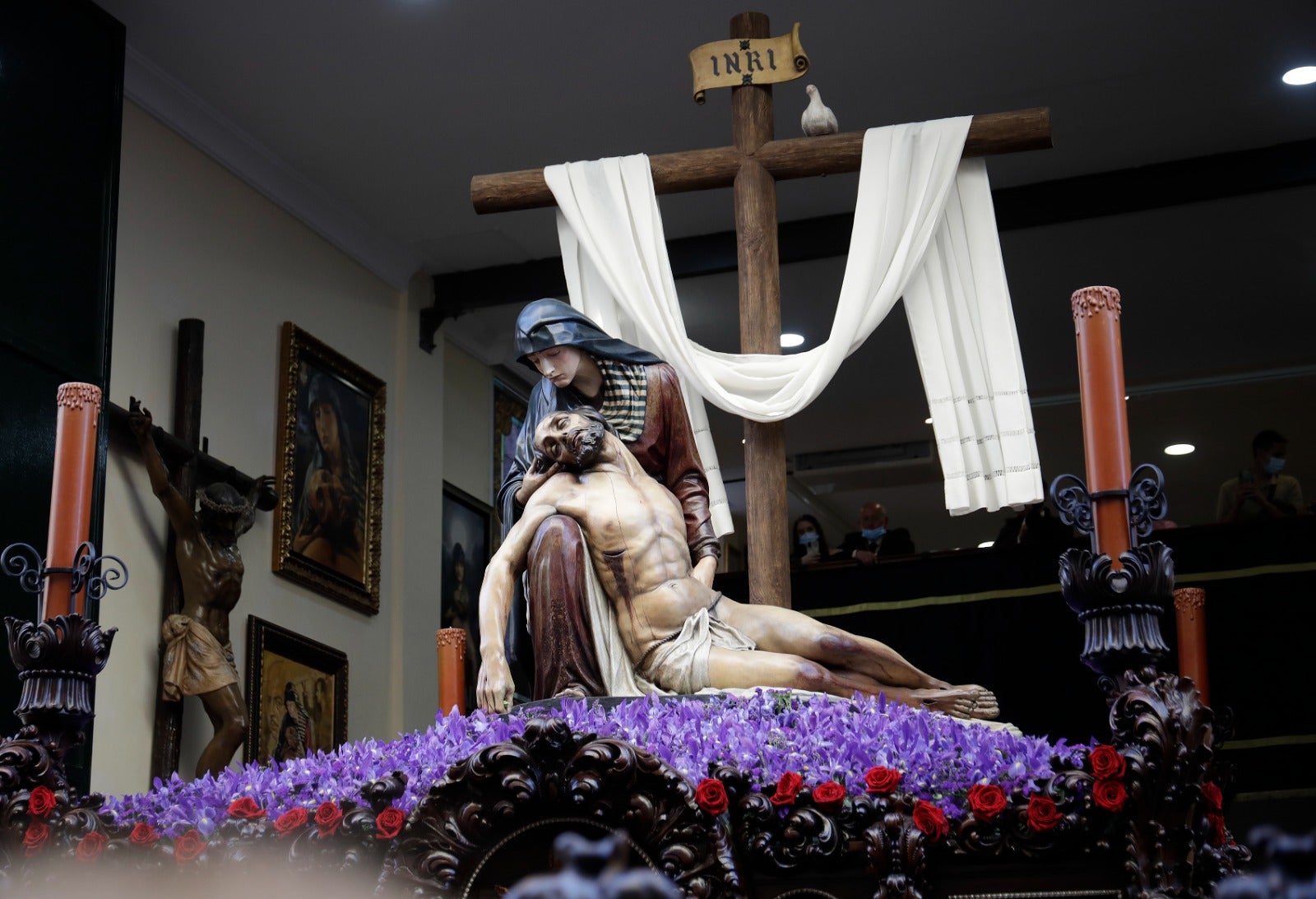 Las mejores imágenes de las cofradías del Viernes Santo en Málaga. Procesionan Monte Calvario, Descendimiento, Dolores de San Juan, Amor, Traslado, Piedad, Sepulcro y Servitas.