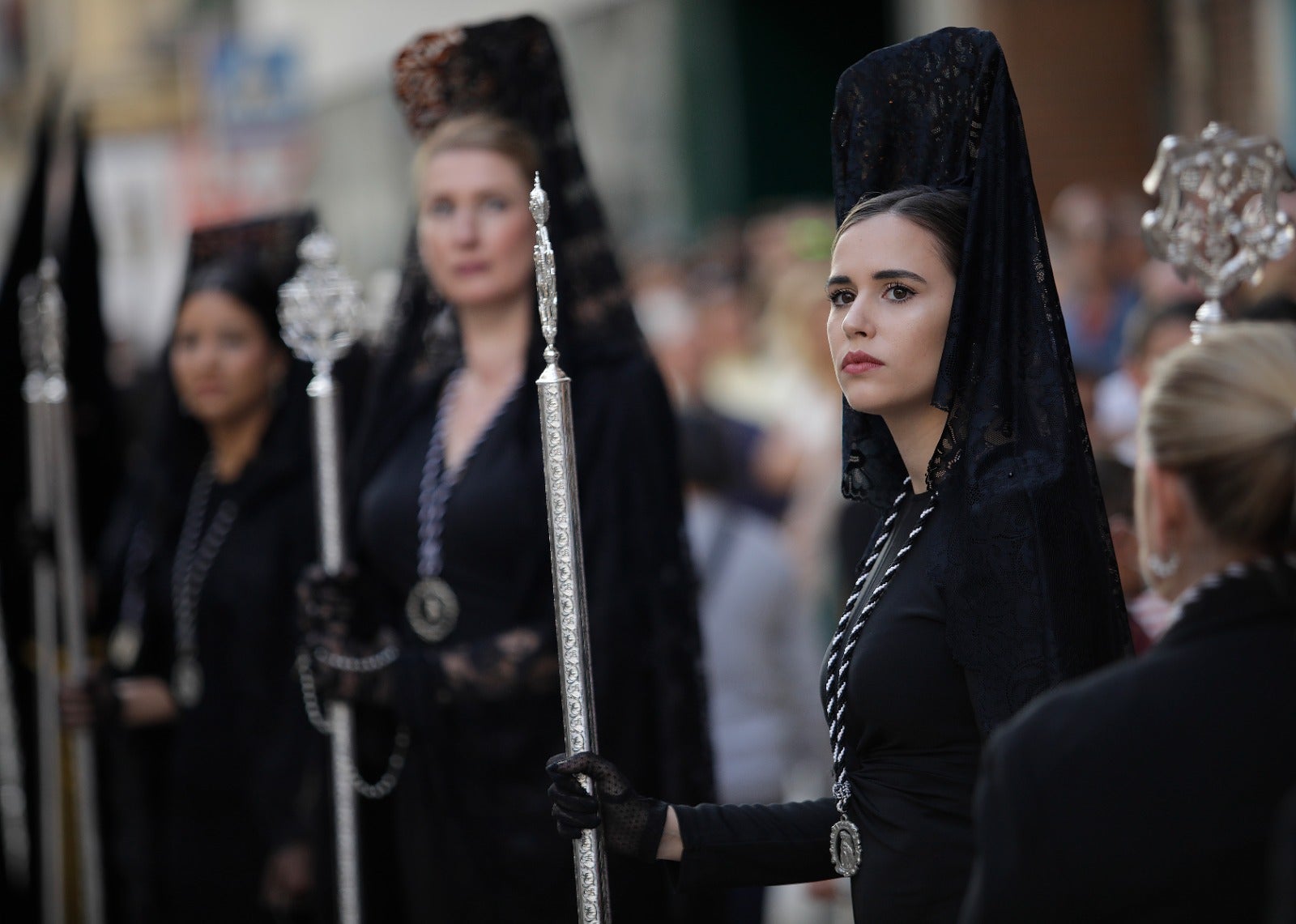 Las mejores imágenes de las cofradías del Viernes Santo en Málaga. Procesionan Monte Calvario, Descendimiento, Dolores de San Juan, Amor, Traslado, Piedad, Sepulcro y Servitas.