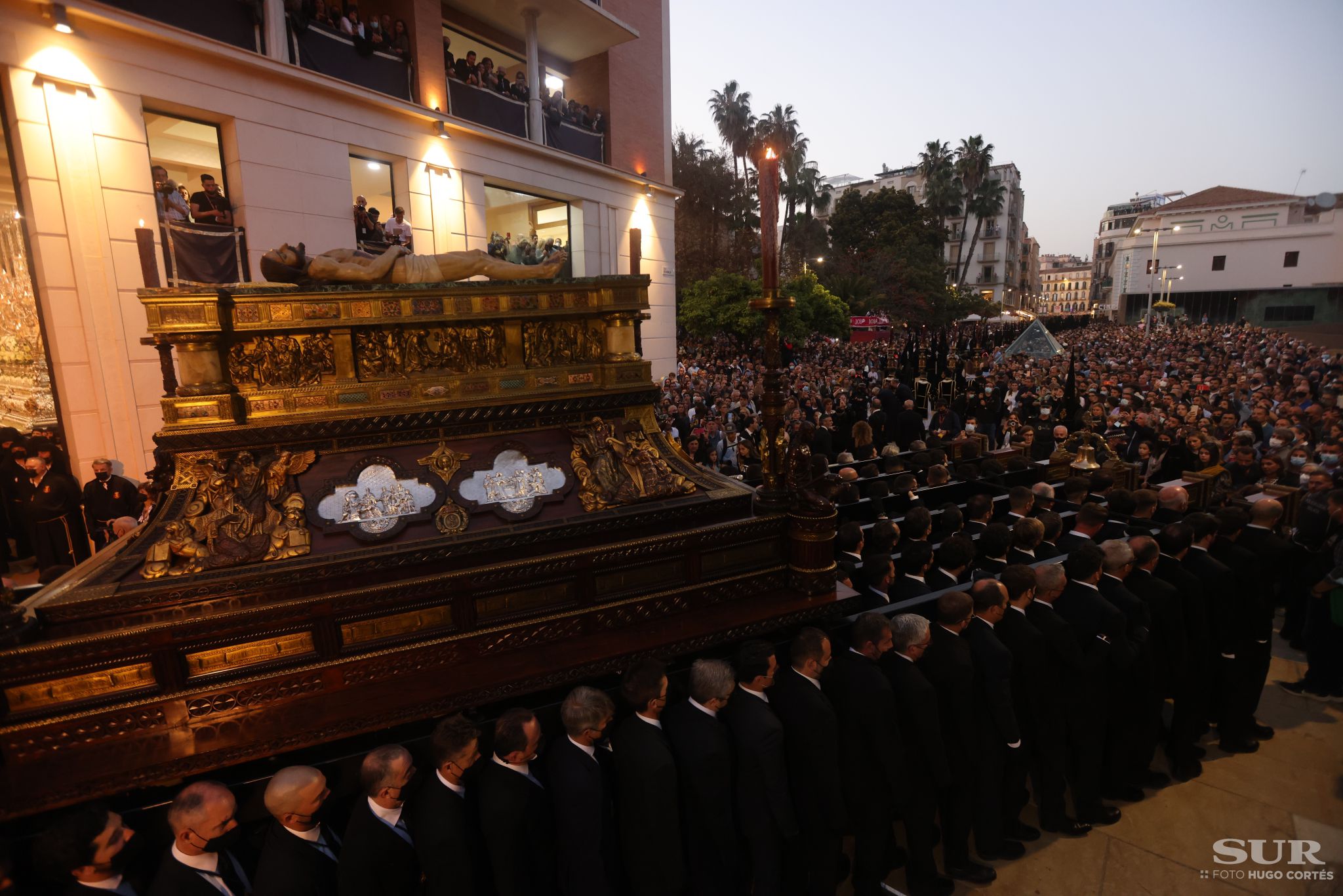 Las mejores imágenes de las cofradías del Viernes Santo en Málaga. Procesionan Monte Calvario, Descendimiento, Dolores de San Juan, Amor, Traslado, Piedad, Sepulcro y Servitas.