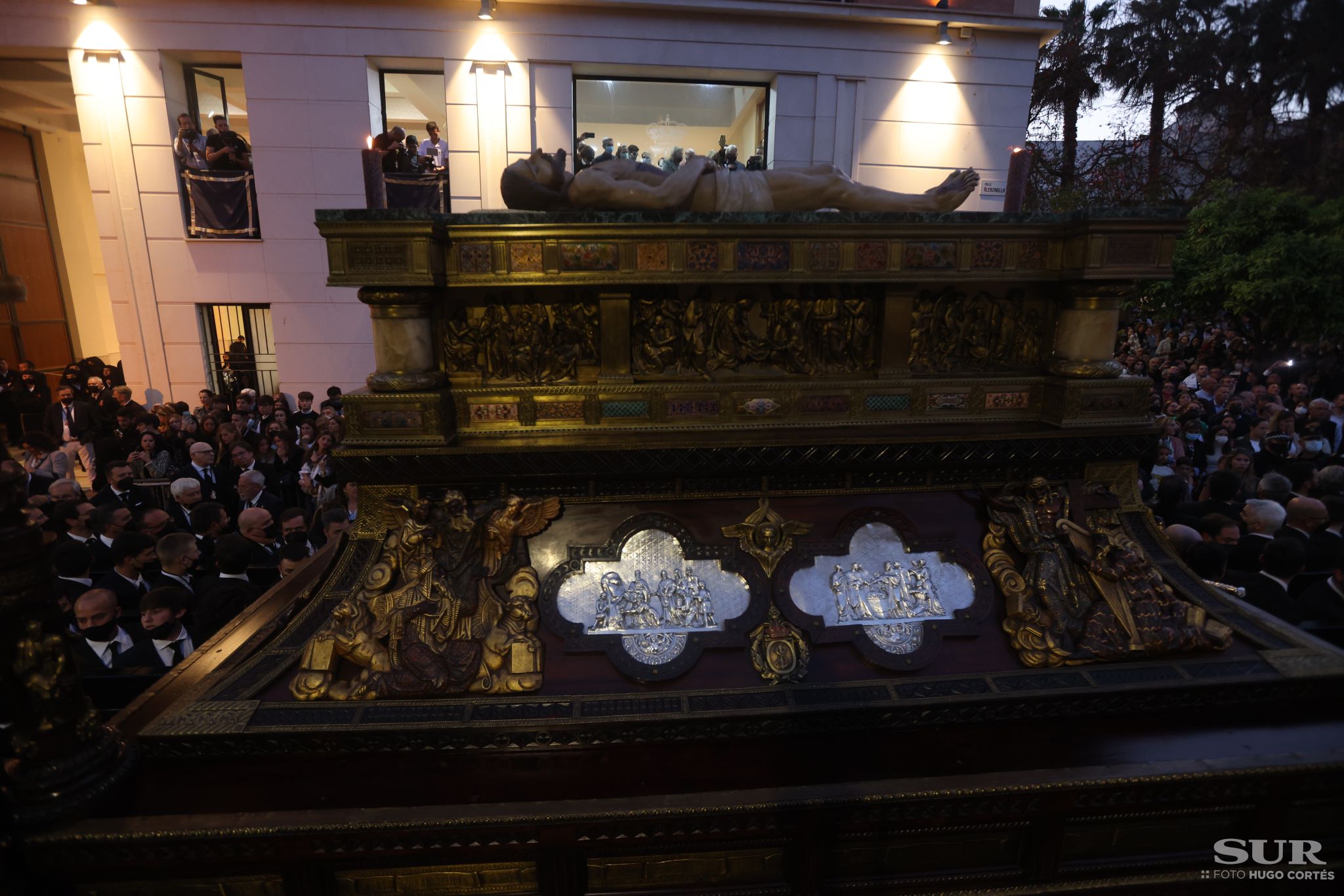 Las mejores imágenes de las cofradías del Viernes Santo en Málaga. Procesionan Monte Calvario, Descendimiento, Dolores de San Juan, Amor, Traslado, Piedad, Sepulcro y Servitas.