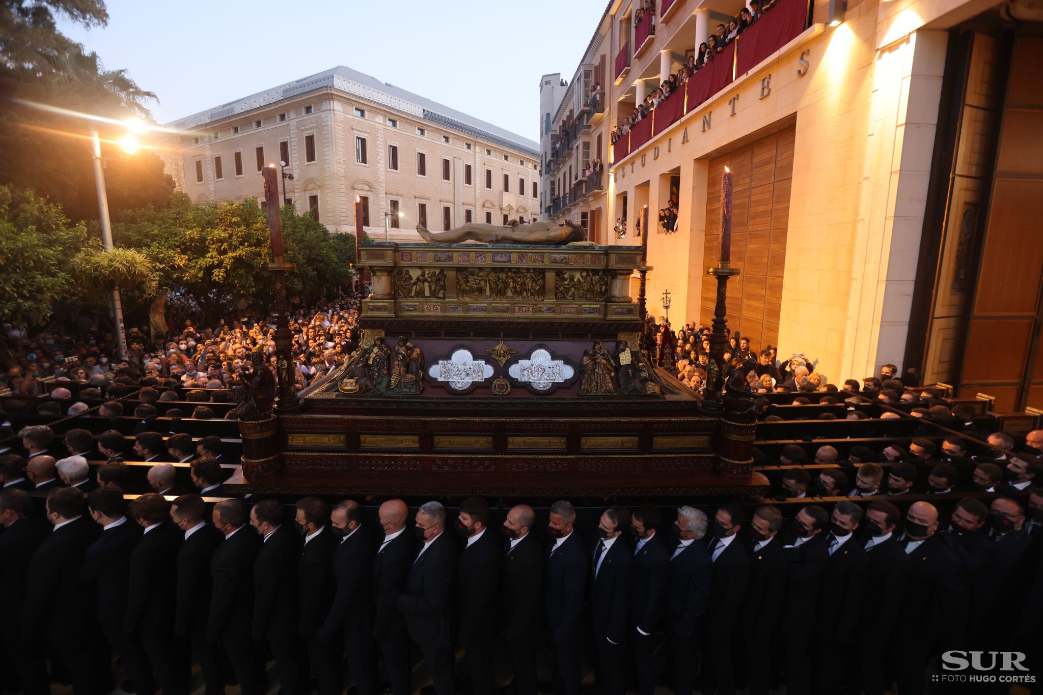 Las mejores imágenes de las cofradías del Viernes Santo en Málaga. Procesionan Monte Calvario, Descendimiento, Dolores de San Juan, Amor, Traslado, Piedad, Sepulcro y Servitas.