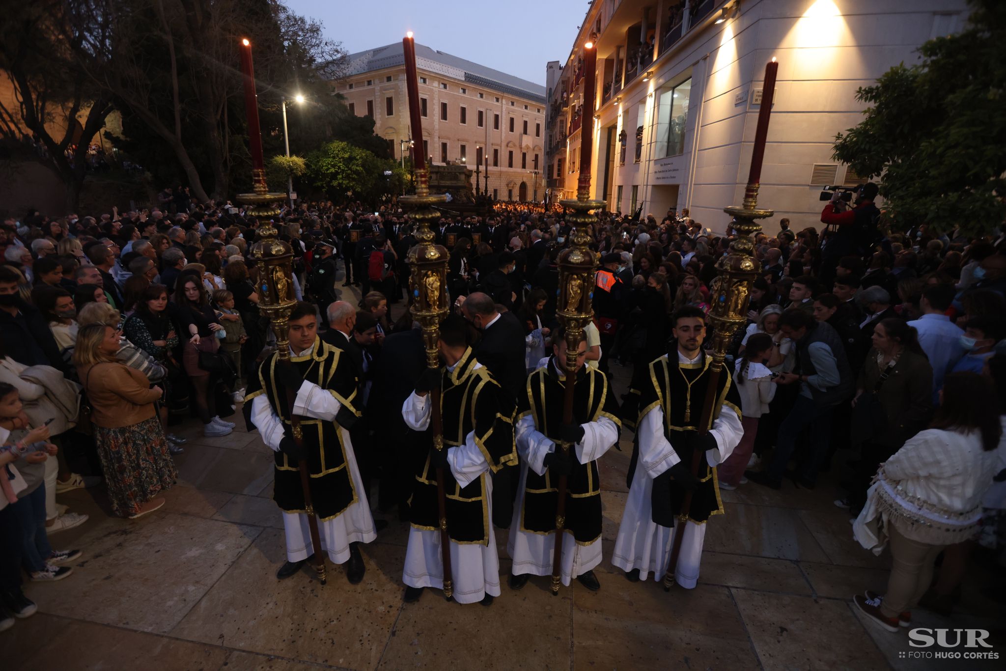 Las mejores imágenes de las cofradías del Viernes Santo en Málaga. Procesionan Monte Calvario, Descendimiento, Dolores de San Juan, Amor, Traslado, Piedad, Sepulcro y Servitas.