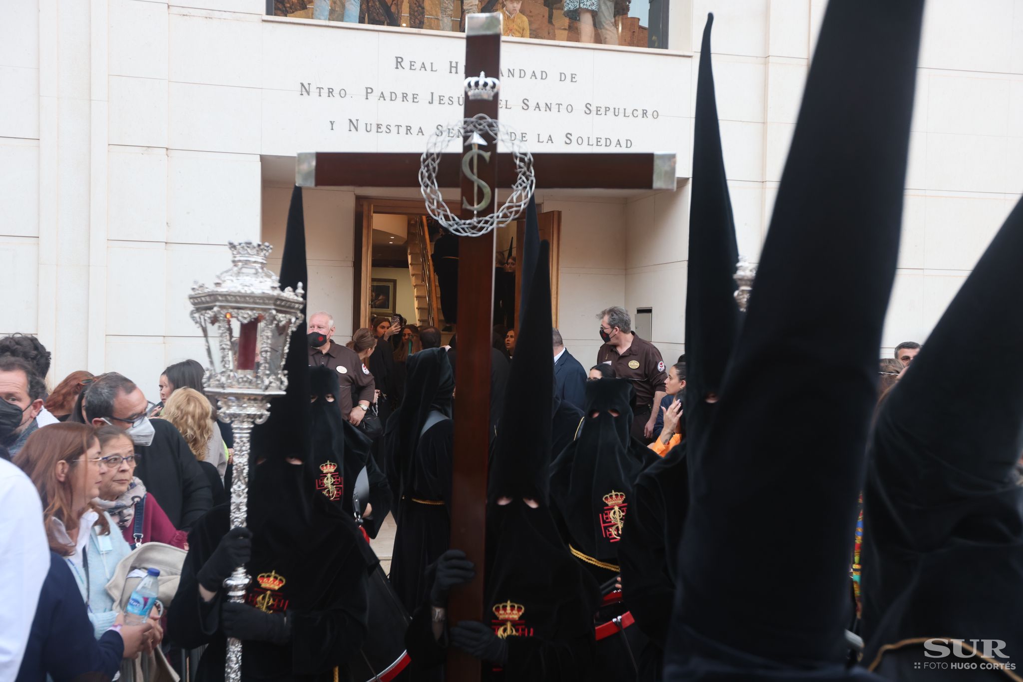 Las mejores imágenes de las cofradías del Viernes Santo en Málaga. Procesionan Monte Calvario, Descendimiento, Dolores de San Juan, Amor, Traslado, Piedad, Sepulcro y Servitas.