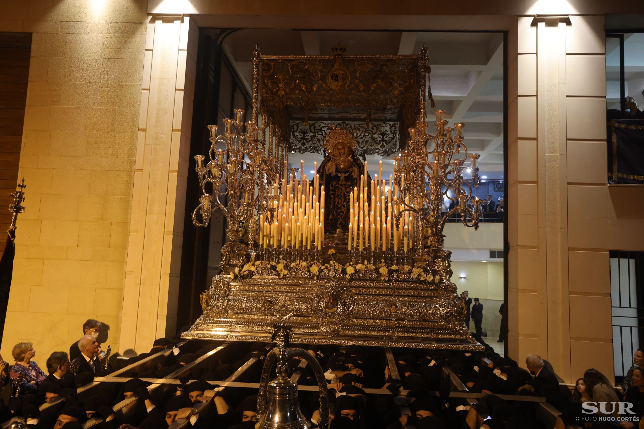 Las mejores imágenes de las cofradías del Viernes Santo en Málaga. Procesionan Monte Calvario, Descendimiento, Dolores de San Juan, Amor, Traslado, Piedad, Sepulcro y Servitas.