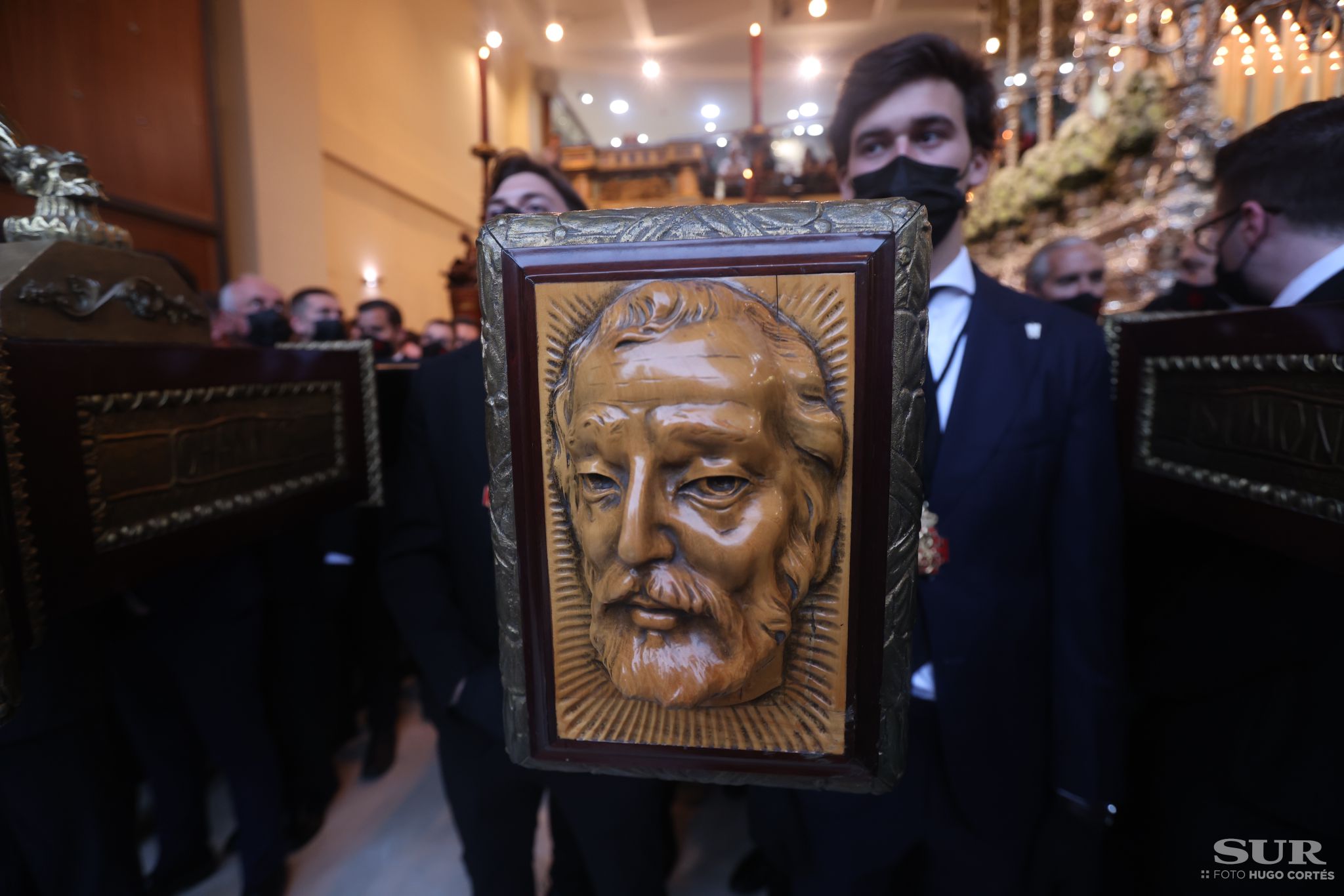Las mejores imágenes de las cofradías del Viernes Santo en Málaga. Procesionan Monte Calvario, Descendimiento, Dolores de San Juan, Amor, Traslado, Piedad, Sepulcro y Servitas.