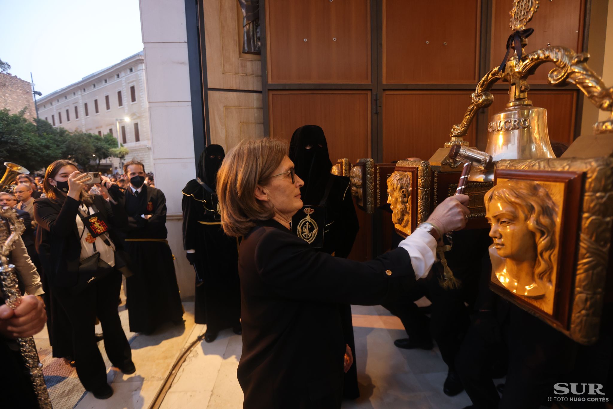 Las mejores imágenes de las cofradías del Viernes Santo en Málaga. Procesionan Monte Calvario, Descendimiento, Dolores de San Juan, Amor, Traslado, Piedad, Sepulcro y Servitas.