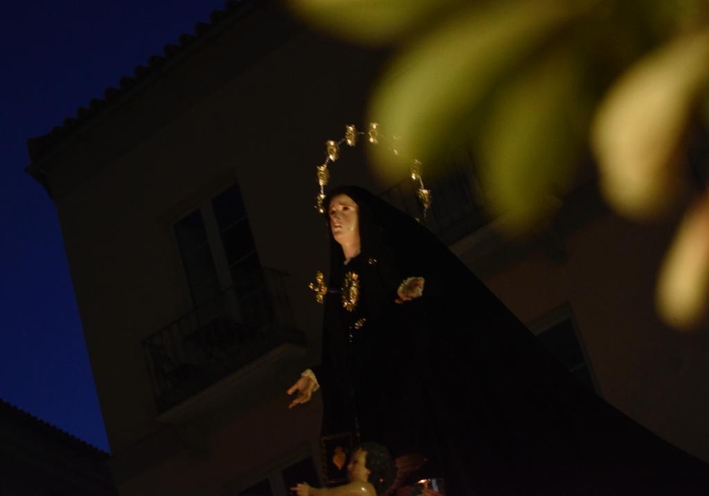 Las mejores imágenes de las cofradías del Viernes Santo en Málaga. Procesionan Monte Calvario, Descendimiento, Dolores de San Juan, Amor, Traslado, Piedad, Sepulcro y Servitas.