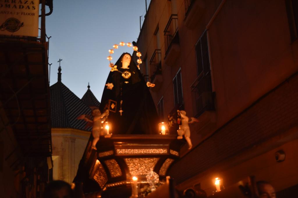 Las mejores imágenes de las cofradías del Viernes Santo en Málaga. Procesionan Monte Calvario, Descendimiento, Dolores de San Juan, Amor, Traslado, Piedad, Sepulcro y Servitas.