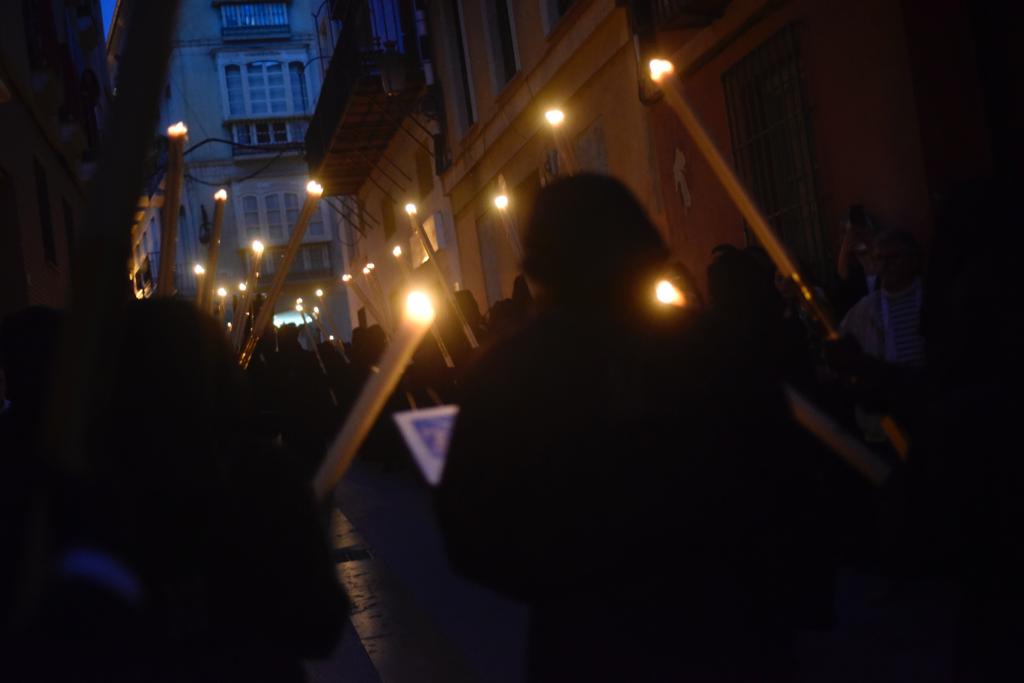 Las mejores imágenes de las cofradías del Viernes Santo en Málaga. Procesionan Monte Calvario, Descendimiento, Dolores de San Juan, Amor, Traslado, Piedad, Sepulcro y Servitas.