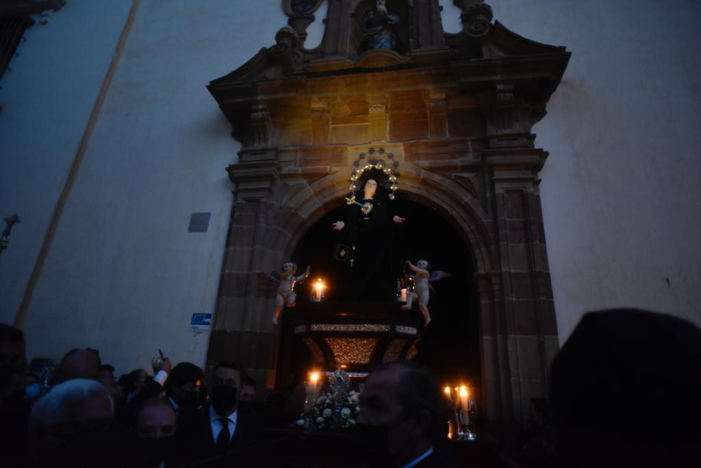 Las mejores imágenes de las cofradías del Viernes Santo en Málaga. Procesionan Monte Calvario, Descendimiento, Dolores de San Juan, Amor, Traslado, Piedad, Sepulcro y Servitas.