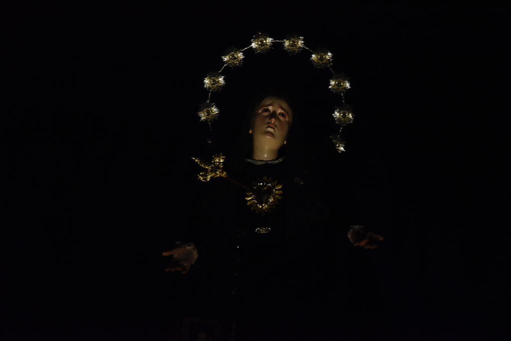 Las mejores imágenes de las cofradías del Viernes Santo en Málaga. Procesionan Monte Calvario, Descendimiento, Dolores de San Juan, Amor, Traslado, Piedad, Sepulcro y Servitas.