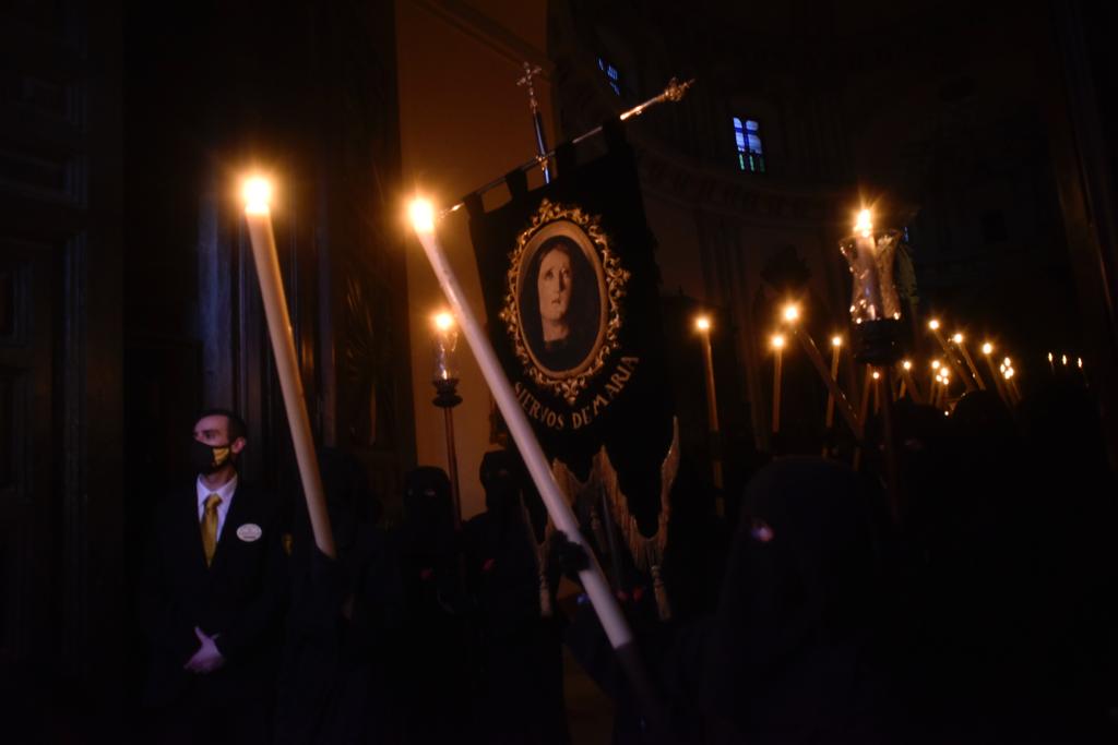 Las mejores imágenes de las cofradías del Viernes Santo en Málaga. Procesionan Monte Calvario, Descendimiento, Dolores de San Juan, Amor, Traslado, Piedad, Sepulcro y Servitas.