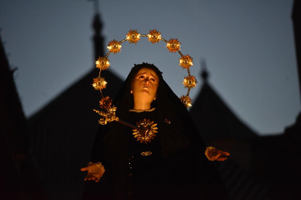 Las mejores imágenes de las cofradías del Viernes Santo en Málaga. Procesionan Monte Calvario, Descendimiento, Dolores de San Juan, Amor, Traslado, Piedad, Sepulcro y Servitas.