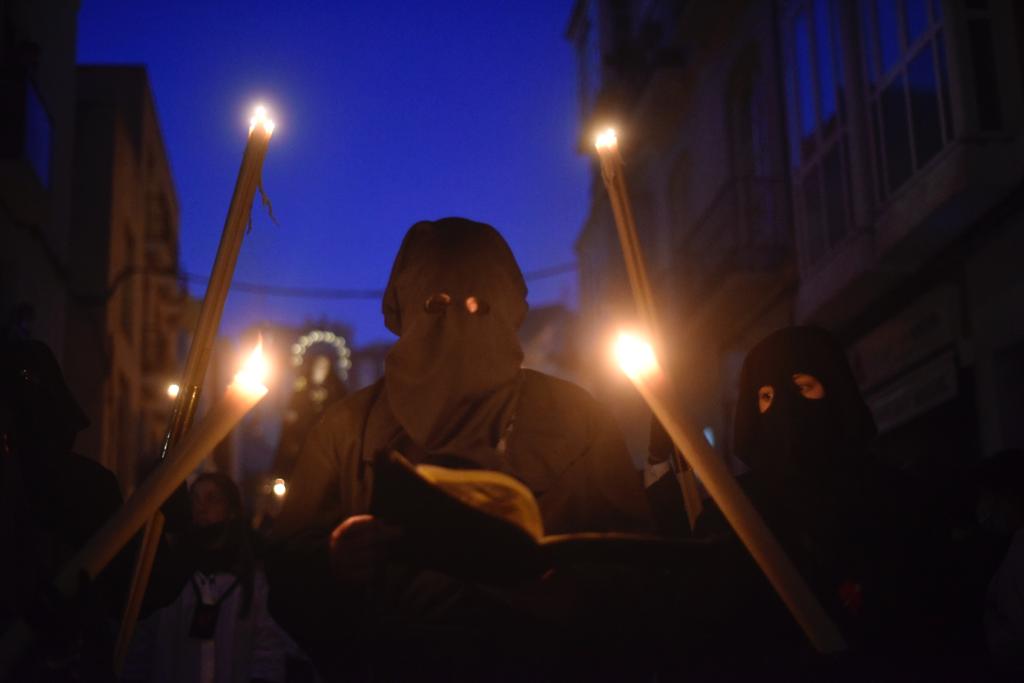 Las mejores imágenes de las cofradías del Viernes Santo en Málaga. Procesionan Monte Calvario, Descendimiento, Dolores de San Juan, Amor, Traslado, Piedad, Sepulcro y Servitas.