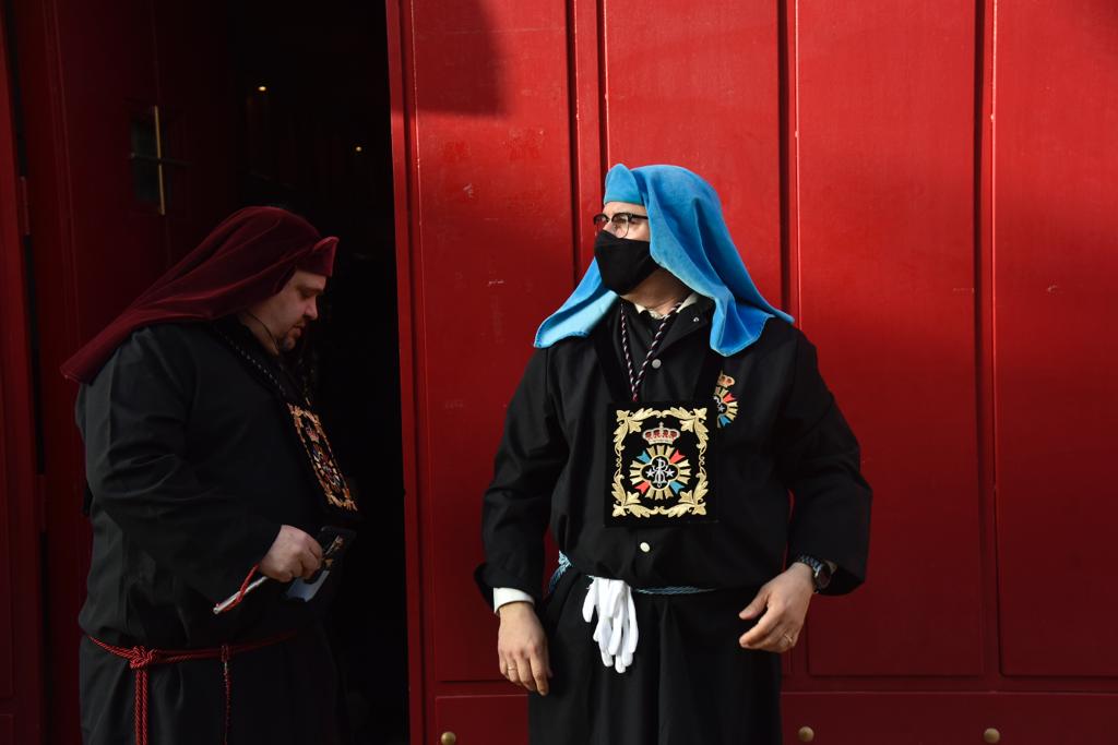 Las mejores imágenes de las cofradías del Viernes Santo en Málaga. Procesionan Monte Calvario, Descendimiento, Dolores de San Juan, Amor, Traslado, Piedad, Sepulcro y Servitas.