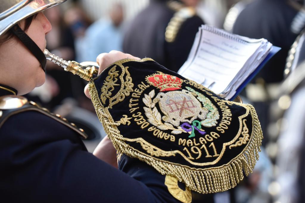 Las mejores imágenes de las cofradías del Viernes Santo en Málaga. Procesionan Monte Calvario, Descendimiento, Dolores de San Juan, Amor, Traslado, Piedad, Sepulcro y Servitas.