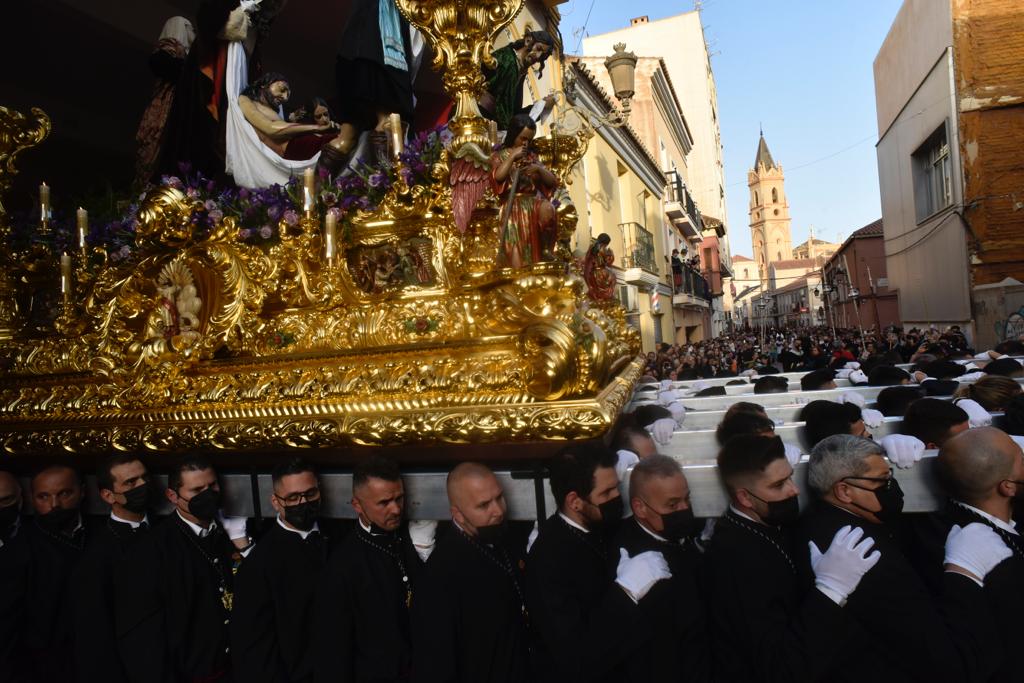 Las mejores imágenes de las cofradías del Viernes Santo en Málaga. Procesionan Monte Calvario, Descendimiento, Dolores de San Juan, Amor, Traslado, Piedad, Sepulcro y Servitas.
