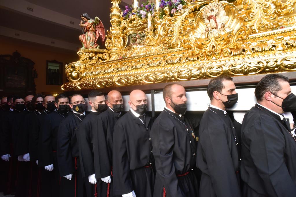 Las mejores imágenes de las cofradías del Viernes Santo en Málaga. Procesionan Monte Calvario, Descendimiento, Dolores de San Juan, Amor, Traslado, Piedad, Sepulcro y Servitas.