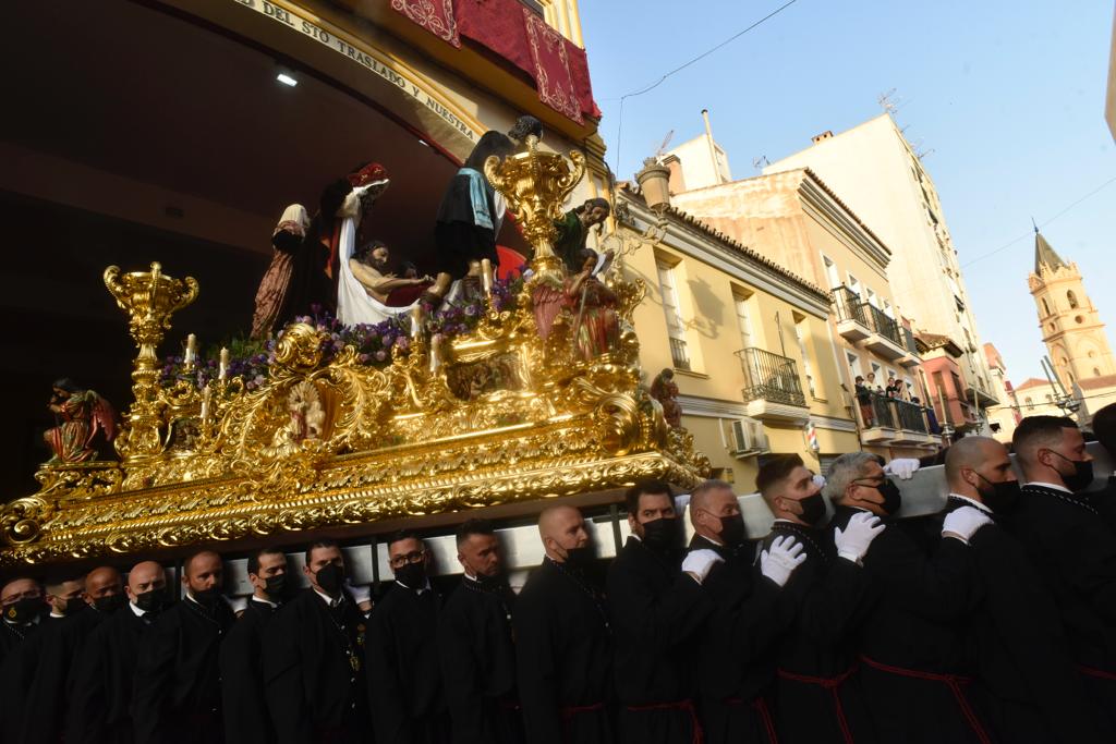 Las mejores imágenes de las cofradías del Viernes Santo en Málaga. Procesionan Monte Calvario, Descendimiento, Dolores de San Juan, Amor, Traslado, Piedad, Sepulcro y Servitas.
