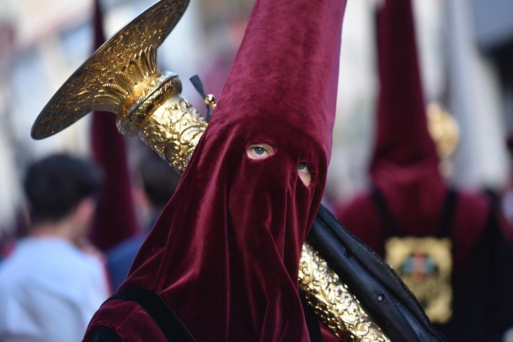 Las mejores imágenes de las cofradías del Viernes Santo en Málaga. Procesionan Monte Calvario, Descendimiento, Dolores de San Juan, Amor, Traslado, Piedad, Sepulcro y Servitas.