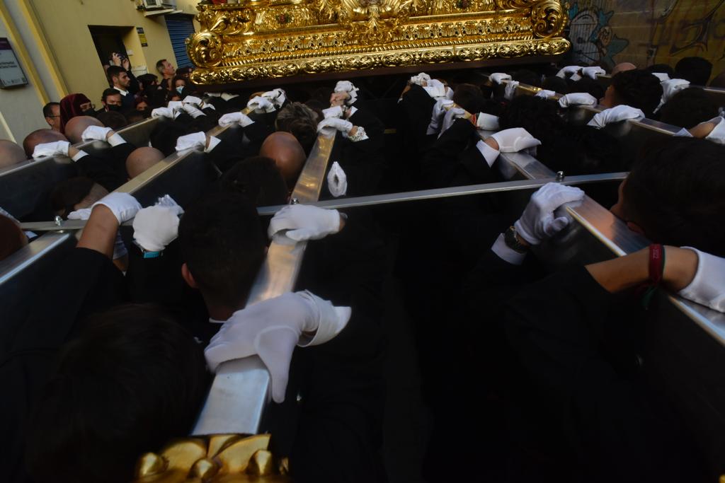 Las mejores imágenes de las cofradías del Viernes Santo en Málaga. Procesionan Monte Calvario, Descendimiento, Dolores de San Juan, Amor, Traslado, Piedad, Sepulcro y Servitas.