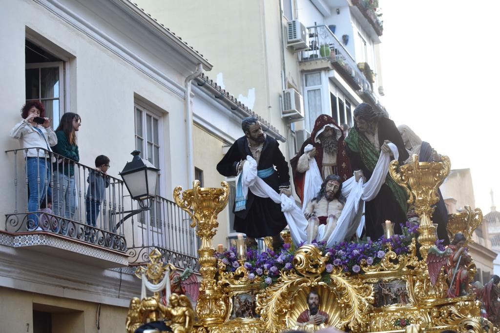 Las mejores imágenes de las cofradías del Viernes Santo en Málaga. Procesionan Monte Calvario, Descendimiento, Dolores de San Juan, Amor, Traslado, Piedad, Sepulcro y Servitas.
