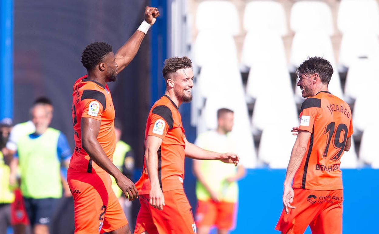 Sekou (izquierda) celebra su gol ante el Leganés con el puño en alto junto a Genaro y Jozabed.