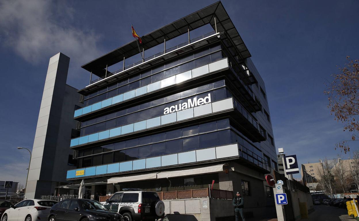 La Guardia Civil, en la sede de la empresa estatal de contratos de agua Acuamed en Madrid, en enero de 2016. 