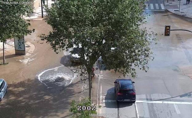 Una fuga de agua en la red de alcantarillado ha anegado parte de la avenida de Europa, a la altura de la intersección de la calle Gaucín