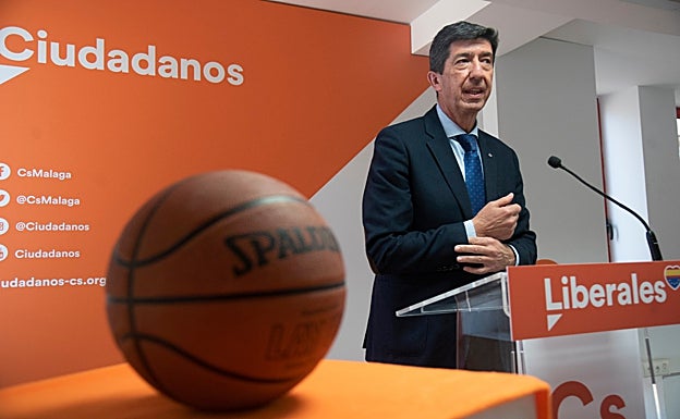 Marín, esta mañana, en la sede de Ciudadanos en Málaga, junto a un balón de baloncesto.