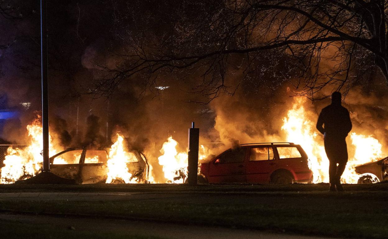 Coches incendiados durante las protestas. 