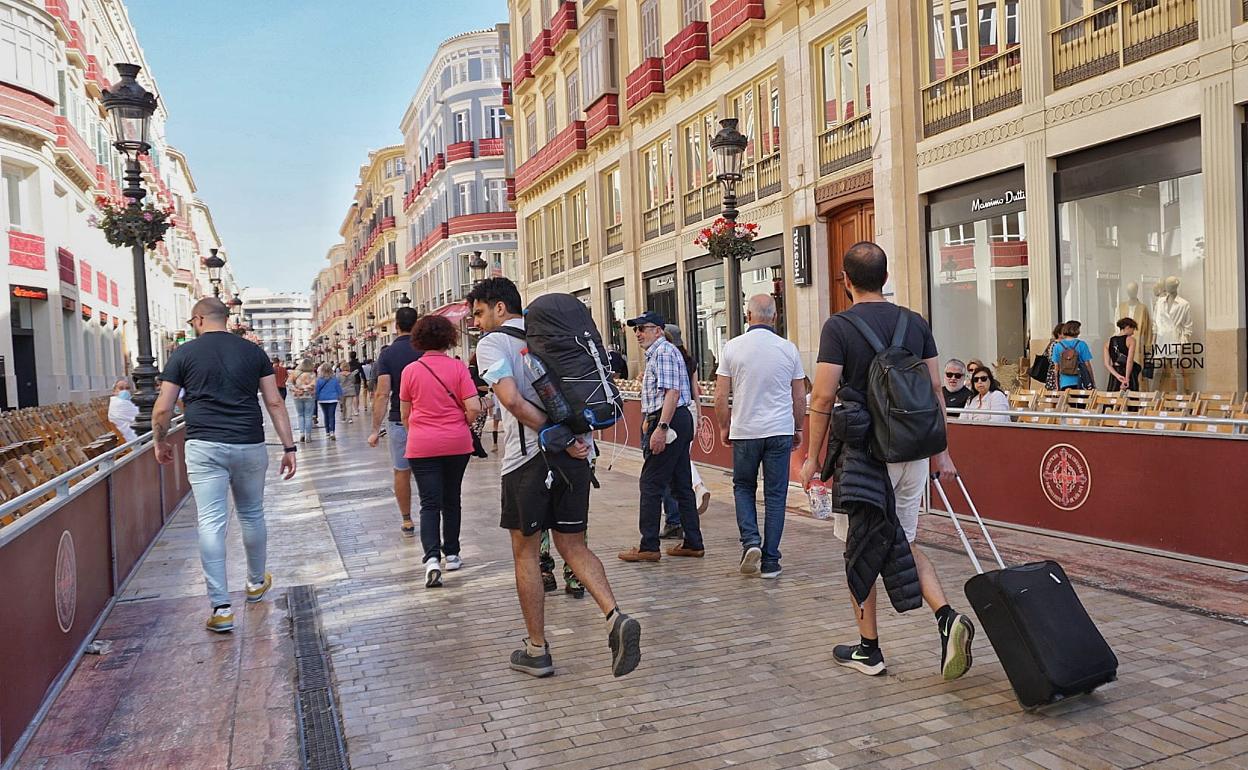 Turistas con ropa de verano, ayer en la calle Larios de Málaga. 