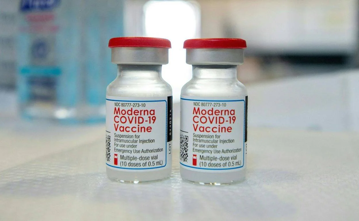 Vacunas Covid: Qué es la pirexia, el efecto secundario más notificado tras la tercera dosis de Moderna