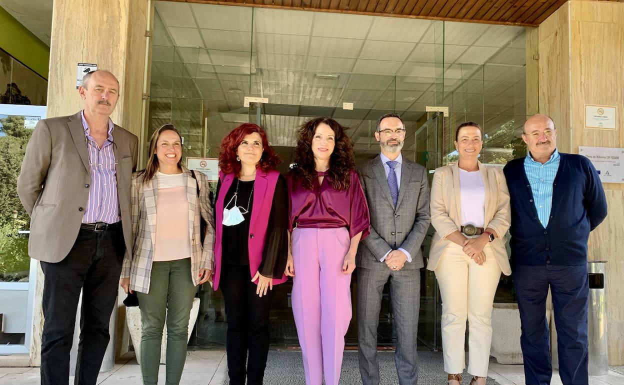 La consejera de Igualdad y Políticas Sociales, Rocío Ruiz (c), visita Isdabe, junto a la delegada de Bienestar Social del Ayuntamiento de Estepona, Begoña Ortiz. 