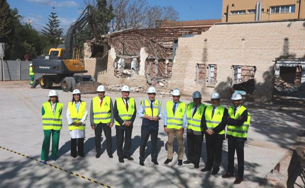 Las autoridades asistentes a los trabajos de demolición.