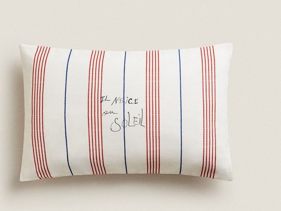 La línea, realizada en colaboración con Picasso Estate, incluye desde láminas de gran formato de algunas de sus obras a textiles como mantas, manteles, cojines o servilletas con motivos de rayas y poemas del artista malagueño. 