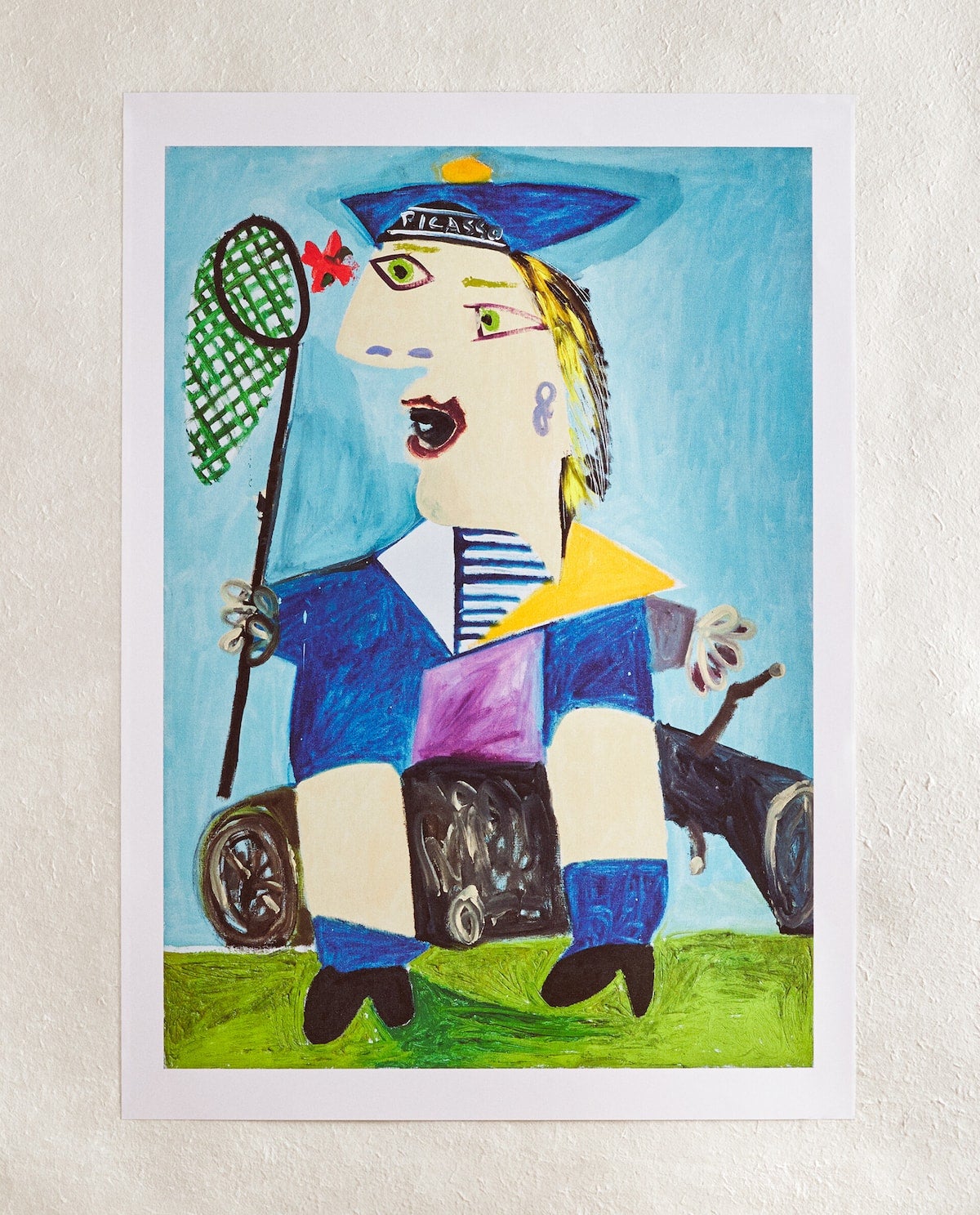 La línea, realizada en colaboración con Picasso Estate, incluye desde láminas de gran formato de algunas de sus obras a textiles como mantas, manteles, cojines o servilletas con motivos de rayas y poemas del artista malagueño. 