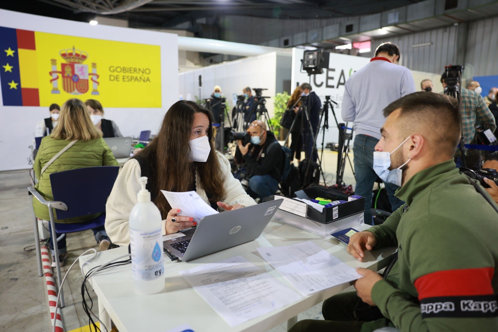 Pedro Sánchez visita las instalaciones, donde en dos semanas se ha atendido a 2.200 personas, y que sumarán 5.000 metros cuadrados en el aparcamiento del Palacio de Ferias para instalar módulos de viviendas prefabricadas