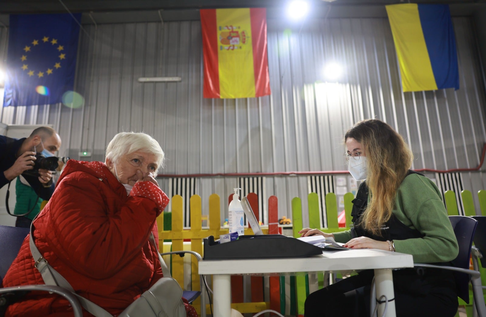 Pedro Sánchez visita las instalaciones, donde en dos semanas se ha atendido a 2.200 personas, y que sumarán 5.000 metros cuadrados en el aparcamiento del Palacio de Ferias para instalar módulos de viviendas prefabricadas