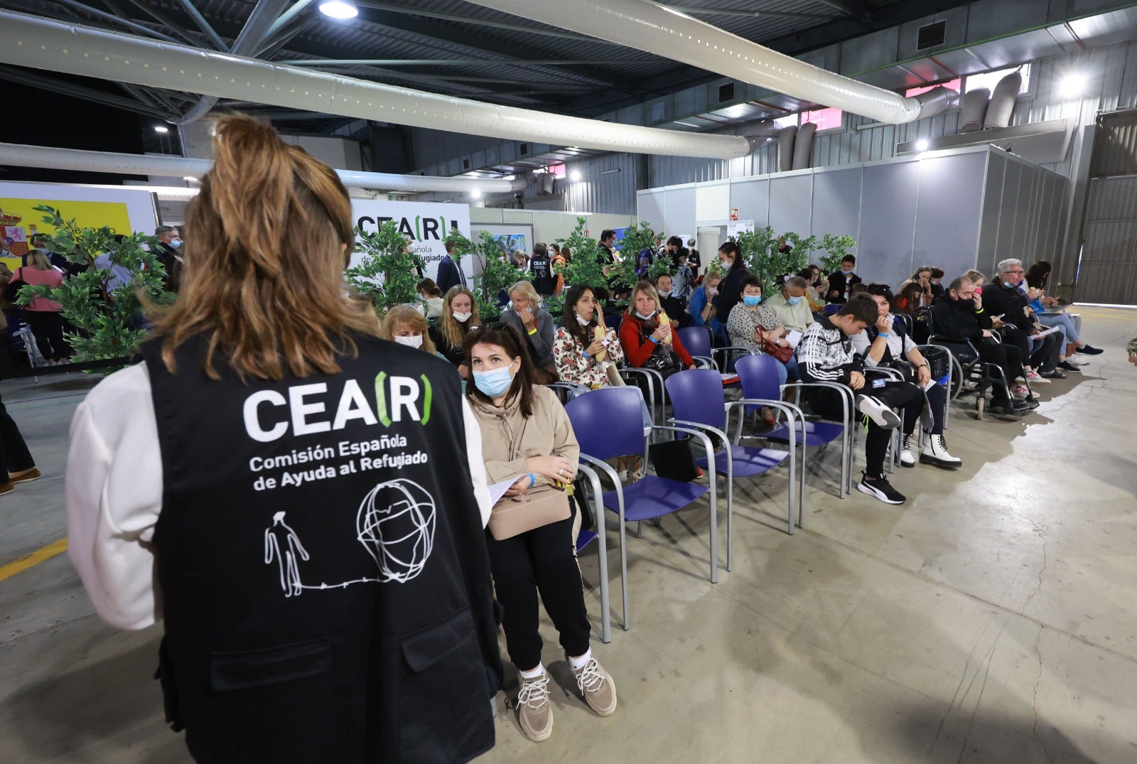 Pedro Sánchez visita las instalaciones, donde en dos semanas se ha atendido a 2.200 personas, y que sumarán 5.000 metros cuadrados en el aparcamiento del Palacio de Ferias para instalar módulos de viviendas prefabricadas