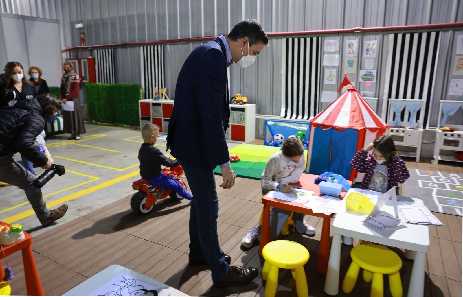 Pedro Sánchez visita las instalaciones, donde en dos semanas se ha atendido a 2.200 personas, y que sumarán 5.000 metros cuadrados en el aparcamiento del Palacio de Ferias para instalar módulos de viviendas prefabricadas