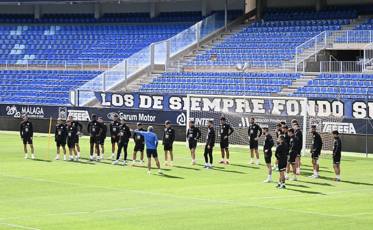Jugadores del Málaga en el entrenamiento de este miércoles en La Rosaleda.