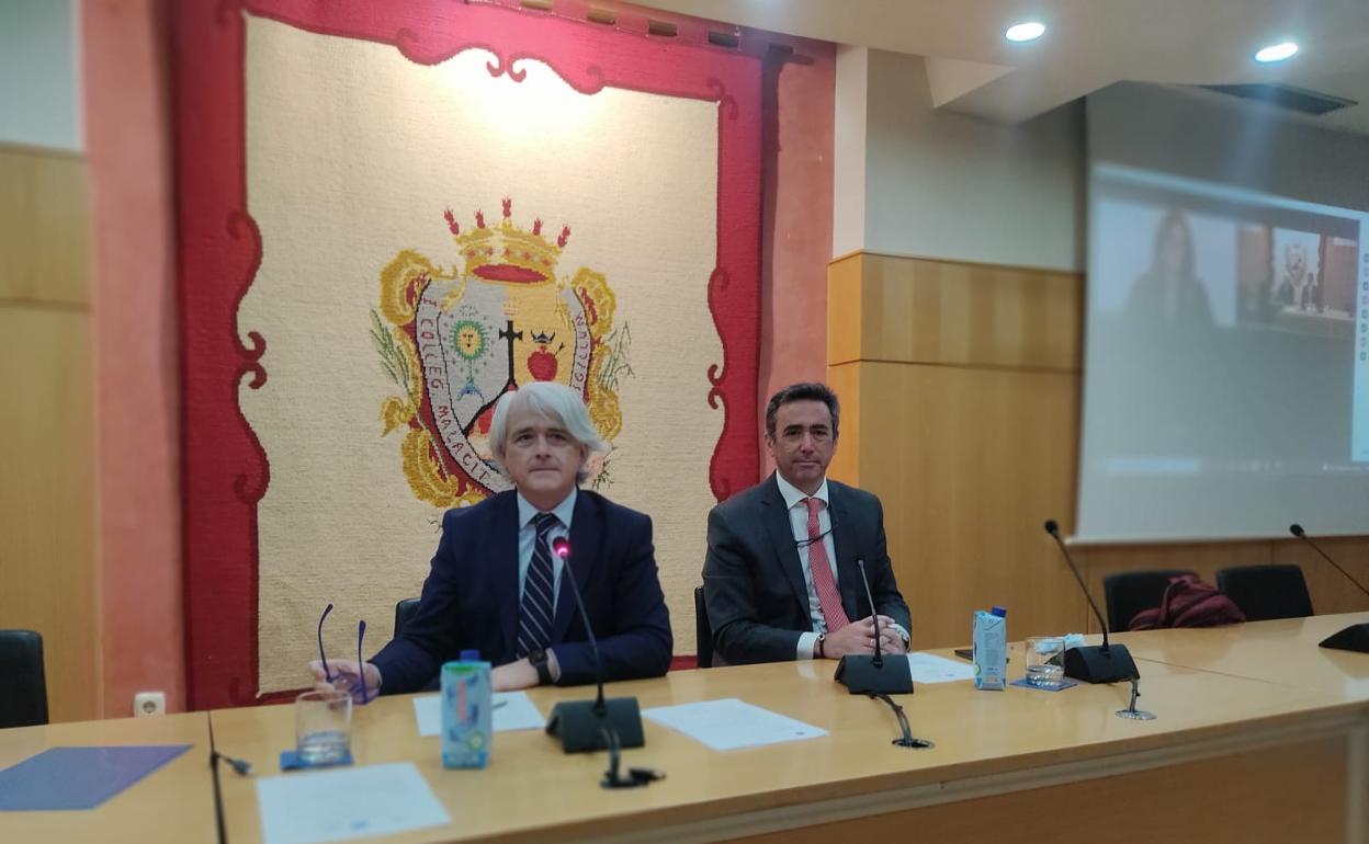 El decano del Colegio de Abogados de Málaga, Salvador González, junto al presidente de la Comisión Normativa, Diego Peláez, en la presentación del congreso. 